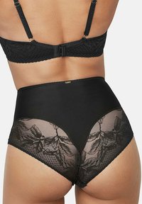 Zwart lingeriesetje bestaande uit een hoog opgesneden onderstuk met kantaccenten en gaasdetails, en een textuur beha met verstelbare bandjes.
