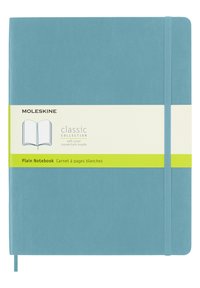 Taccuino Moleskine con copertina morbida, caratterizzato da una copertura color teals, chiusura con elastico e un'etichetta gialla con i dettagli del prodotto.