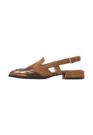 Brauner Wildleder-Slingback-Schuh mit niedrigem Blockabsatz, metallischem Gold- und strukturiertem dunkelbraunem Zeh-Detail sowie verstellbarem Schnallenriemen.