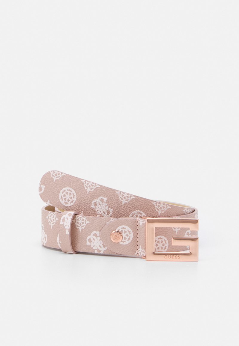 Ceinture de créateur rose clair avec motifs de monogramme blancs et boucle en métal doré rose gravée avec "GUESS."
