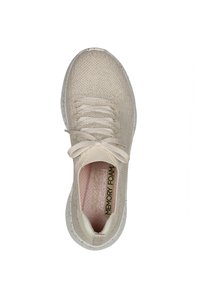 Baskets de sport beige avec une tige en tricot, semelle intérieure en mousse à mémoire, lacets plats et semelle en caoutchouc blanc texturé. Présente des éclats subtils.