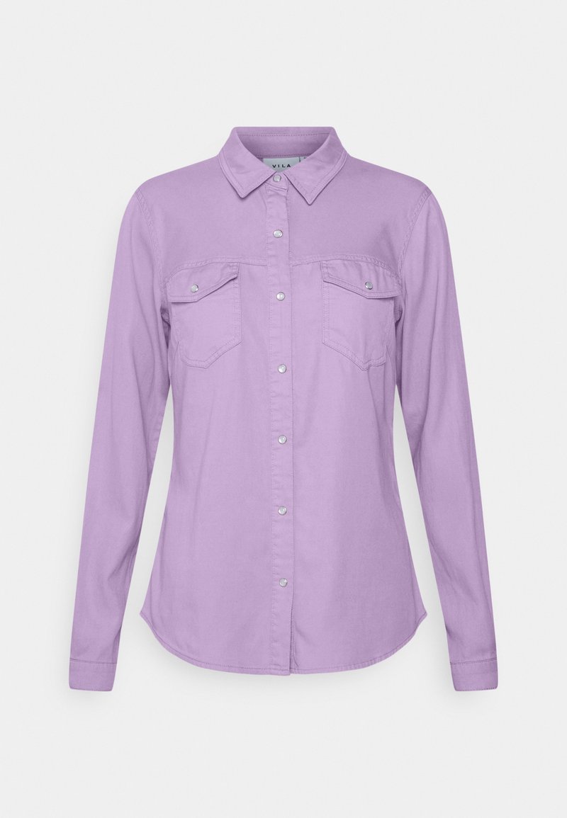 Chemise à manches longues de couleur violet clair, en coton, avec une coupe ajustée, un col boutonné et deux poches poitrine à fermeture pression.