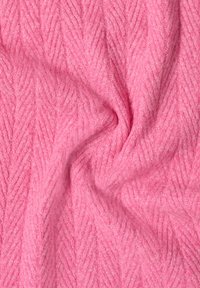 Rosa Stoff mit einem Fischgrätenmuster, weicher Textur und leicht flauschigem Aussehen, entworfen für Wärme und Komfort.