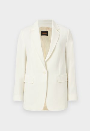 Veste blazer blanche cintrée à un bouton, avec revers crantés, poches à rabat et doublure intérieure beige, marquée du label BOSS à l'intérieur du col.