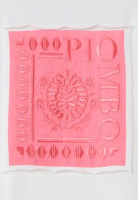 Textil rosa con diseños en relieve, incluyendo motivos florales y formas geométricas, enmarcado dentro de un fondo blanco. Presenta el texto "PIOMBO".
