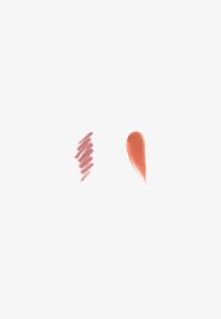 Matita per labbra in una delicata tonalità di rosa accanto a un rossetto liquido in una sfumatura corallo, entrambi su uno sfondo bianco. Texture liscia e colori vivaci.