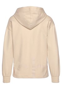 Sweat à capuche beige avec une texture douce, doté d'une capuche à cordon, de manches longues avec des poignets élastiques, et d'un détail de logo subtil au dos.
