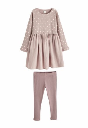 Robe rose à manches longues avec des pois blancs sur le haut et une jupe unie, associée à des leggings côtelés assortis.
