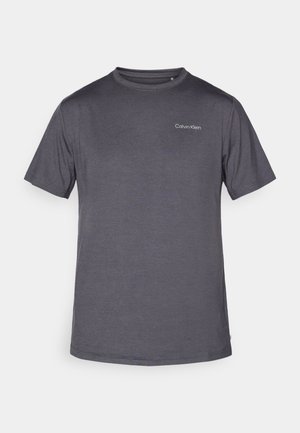 Szürke, rövid ujjú póló sima anyagból, kerek nyakkivágással, fehér színű, diszkrét Calvin Klein logóval a mellkason.