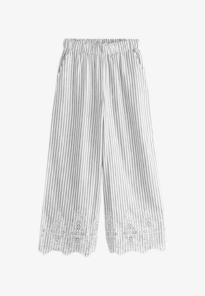 Pantaloni largi albi cu dungi verticale gri, talie elastică, buzunare laterale și broderie fină din dantelă de-a lungul tivurilor ondulate.