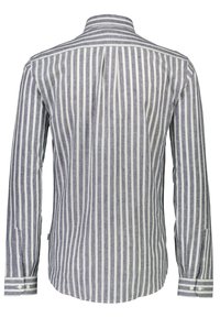 Camicia a maniche lunghe a righe in azzurro chiaro e bianco, con colletto standard, polsini con bottoni e orlo curvo. Tessuto strutturato.