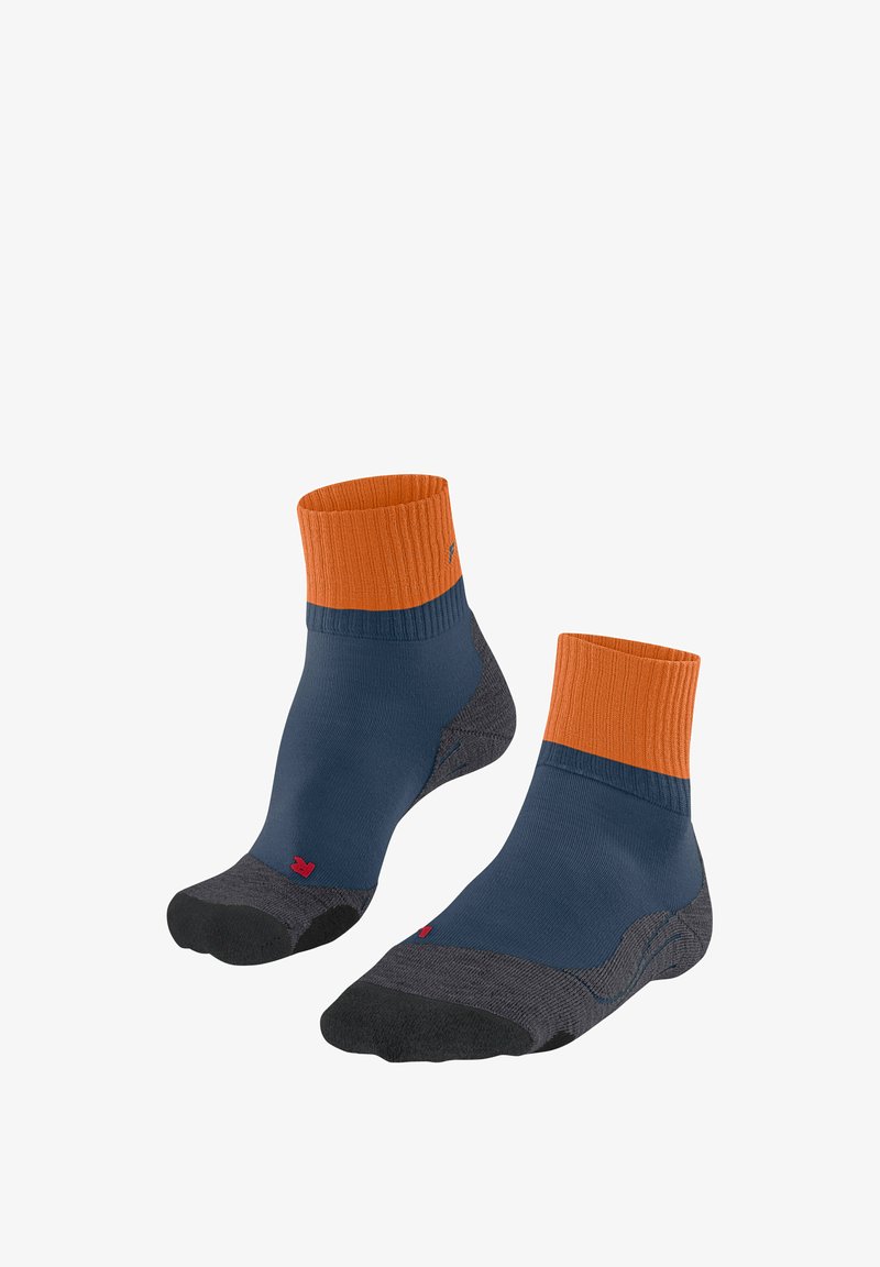 Un paio di calzini alla caviglia con pochette arancioni, una parte centrale blu e punte e talloni grigio scuro, posizionati di fronte.