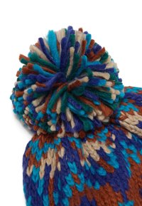 Cappello di lana lavorato a maglia con un design multicolore in blu, marrone, beige e verde, dotato di un grande pon-pon texturizzato sulla cima.