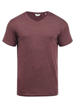 Burgundi lühikeste varrukatega T-särk, millel on V-kaelus. Valmistatud pehmest kangast, millel on veidi tekstureeritud pind. Aluses on väike logo silt.
