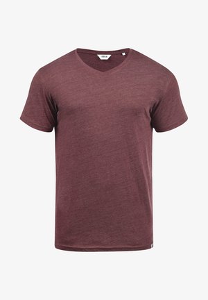 Burgundi lühikeste varrukatega T-särk, millel on V-kaelus. Valmistatud pehmest kangast, millel on veidi tekstureeritud pind. Aluses on väike logo silt.