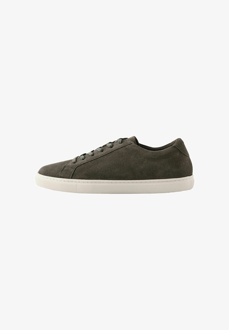 Baskets en suède gris avec profil bas, bout rond et semelle en caoutchouc blanche. Présentent des lacets contrastants et des détails de couture minimalistes.