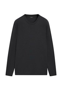 Langærmet t-shirt, mørk sort farve, rund halsudskæring, blødt stof, afslappet pasform, minimalistisk design, ingen synlige mønstre eller udsmykninger.