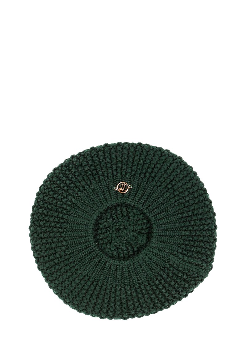 Kerek, sötétzöld kötött beret, textúrált mintával és egy kis arany emblémával a közepén.