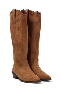 Botas de ante marrón hasta la rodilla con punteras afiladas, costuras decorativas y acentos de correa en la parte superior. Tacones bajos en bloque.
