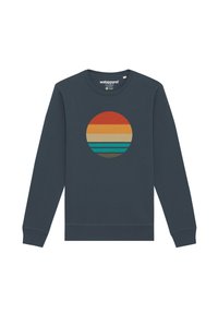 Donkerblauwe sweatshirt met een cirkelontwerp in het midden, voorzien van horizontale strepen in rood, oranje, geel, teal en bruin.