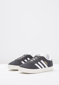 adidas Originals GAZELLE UNISEX - Sapatilhas - solid grey/white/gold metallic