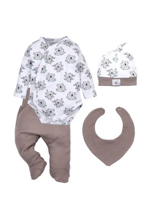 Biało-brązowy zestaw dla niemowląt z body z nadrukiem koali, brązowe spodnie z nogawkami zakończonymi stopami, dopasowaną czapką z supełkiem oraz śliniaczkiem na zatrzask.