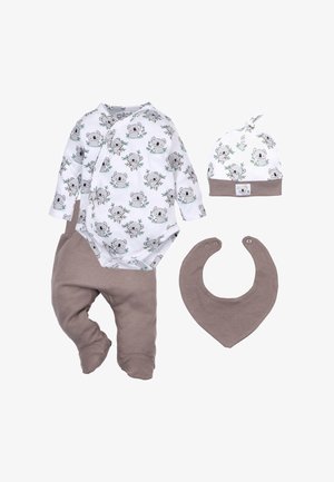 Biało-brązowy zestaw dla niemowląt z body z nadrukiem koali, brązowe spodnie z nogawkami zakończonymi stopami, dopasowaną czapką z supełkiem oraz śliniaczkiem na zatrzask.