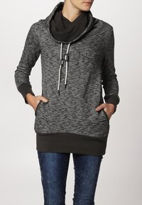 Szary, teksturowany, długi hoodie z długim rękawem, z czarnym kołnierzem, przednimi kieszeniami i akcentami ze sznurkiem. Posiada kontrastowy, ciemny pas w talii.