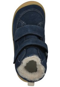 Bota de ante azul oscuro con dos correas de velcro, costuras de color claro y un forro interior suave y de color claro. Punta redondeada y suela de goma.