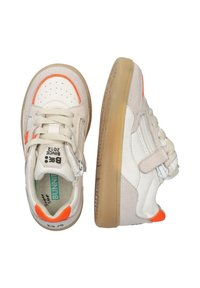 Witte en beige sneakers met suede accenten, oranje details, geperforeerde teen en crèmekleurige veters. Voorzien van een gumrubber zool en een klittenbandsluiting.