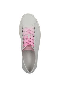 Zapatilla gris con cordones rosas, material sintético suave, punta redonda, diseño minimalista, con acentos perforados en la lengüeta.