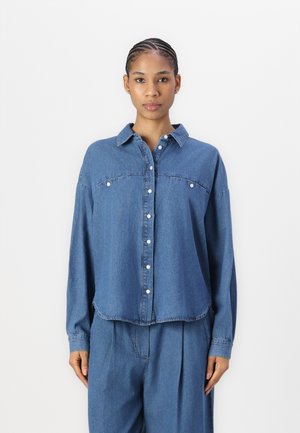 Blaues Jeanshemd mit durchgehender Knopfleiste, langen Ärmeln und einem leicht lockeren Schnitt. Verfügt über vertikale Nähte und zwei Brusttaschen.