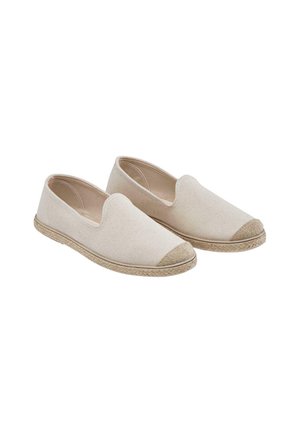 Beige Canvas-Slipper mit geflochtenen beige Akzenten an der Zehenpartie und einer geflochtenen Jutesohle. Glatte Textur und minimalistisches Design.
