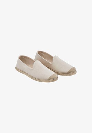 Beige canvas instappers met geweven tan accenten bij de neus en een gevlochten juten zool. Gladde textuur en minimalistisch ontwerp.