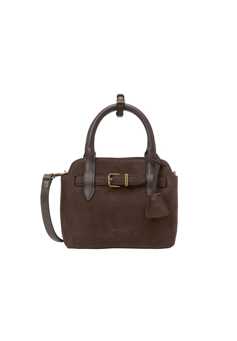 Braune Wildleder-Handtasche mit glatten Lederakzenten, einem Schnallendetail, oberen Griffen und einem abnehmbaren Schultergurt. Enthält einen kleinen Anhänger.