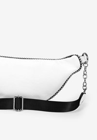 Bosanova CON TACHAS Y CADENA - Bum bag - blanco