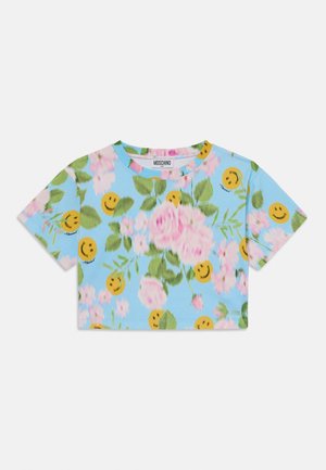 Tricou scurt, cu mânecă scurtă, croppat, de culoare albastru deschis, cu un model floral care include flori roz și fețe zâmbitoare galbene. Material moale, cu guler rotund.