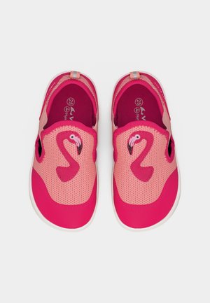 Para różowych dziecięcych butów wsuwanych z siateczkową tkaniną i wzorami flamingów na wierzchu, białe podeszwy i pętelki na pięcie.