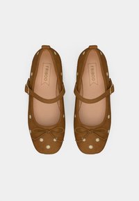 Καφέ επίπεδα παπούτσια με στρογγυλεμένη μύτη, με λουράκι Mary Jane, κεντήματα με λουλούδια και διακοσμητικό φιόγκο στο μπροστινό μέρος. Μαλακό φινίρισμα υλικού.