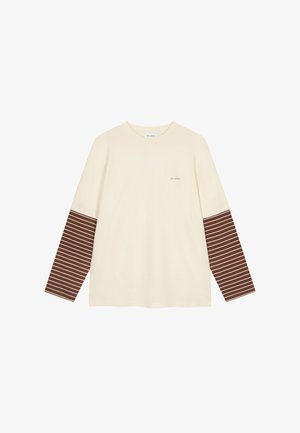 Langermet skjorte med kremfarget kropp og brunstripede ermer, laget av mykt stoff, med en liten logo på venstre bryst.