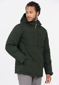 Mørkegrøn polstret jakke med hætte, der har en frontlynlås, brystlomme og elastiske manchetter for varme. Struktureret stof med en glat finish.