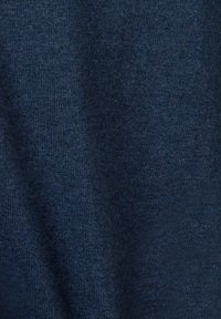 Marineblaues Strickgewebe mit weicher Textur, das ein feines Rippenmuster aufweist. Das Material wirkt leicht strukturiert und ist gleichmäßig gewebt.