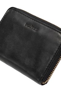 Portafoglio in pelle nera con texture liscia, dotato di chiusura con zip e logo "MAÎTRE" impresso sul davanti. Design minimalista.