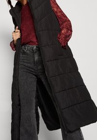 Noisy May Vesta - black