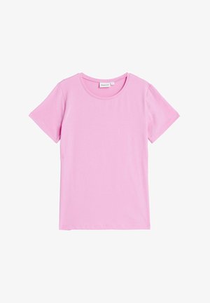 Różowa koszulka z krótkim rękawem i okrągłym dekoltem, wykonana z miękkiej, gładkiej tkaniny; charakteryzuje się prostym designem bez wzorów czy akcentów.