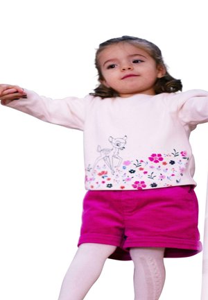 Sweatshirt rose clair avec un graphisme de cerf et un motif floral au bas, associé à des shorts en velours côtelé rose vif et des collants blancs.