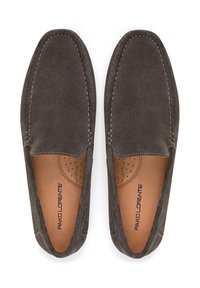 Szare zamszowe buty typu slip-on o gładkiej fakturze, zaokrąglonym czubku, kontrastowym przeszyciu i perforowanym skórzanym wykończeniu na wkładce.
