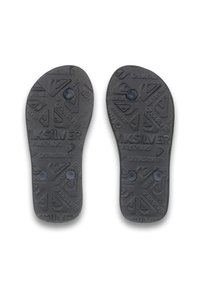 Czarne gumowe klapki z podeszwa o teksturowanym wzorze, z wyróżniającym się logo i okrągłymi otworami. Płaski design z zaokrąglonymi krawędziami.