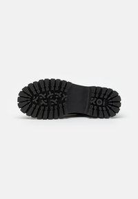 Koi Footwear SHELOB MENS METAL TOE LACE UP SHOES - Sapatos de atacadores - black