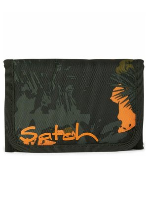 Grünes Camouflage-Geldbeutel aus strapazierfähigem Stoff, mit einem orangen "Satch"-Logo und detaillierten dunklen Musterakzenten. Klappbares Design.